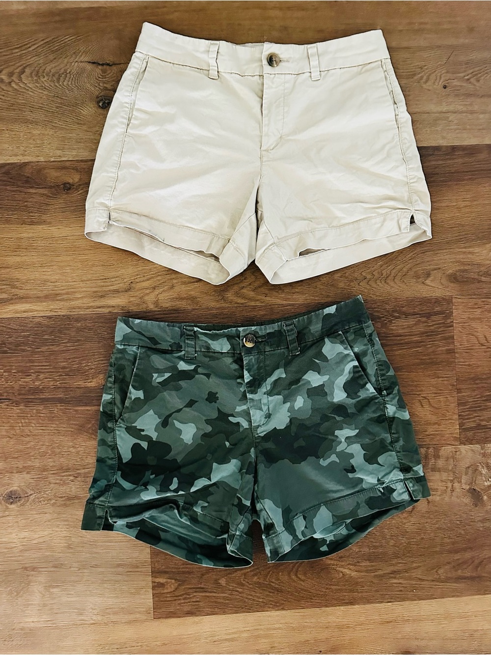 Old Navy Women's Mid Rise Everyday Shorts - Khaki & Green Camo Size 2